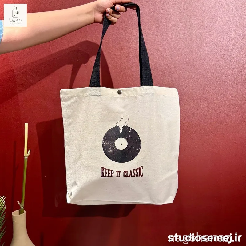 تت بگ کفی دار طرح صفحه کلاسیک “keep it Classic” دارای جیب، کفی و دکمه فلزی